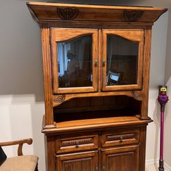 Hutch And Dining Table Seats 6 And Has A Leaf ~ Very Good Condition 