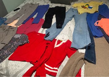 Tengo ropa de niña de diferentes tamaños en buen estado todo lo de la foto y más que alcanza en la foto