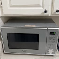 Sharp Carousel 1.1 Cu-ft Microwave 