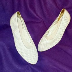 Women's Ashley Taylor Almond Toe White Woven Slip-on Size 6W