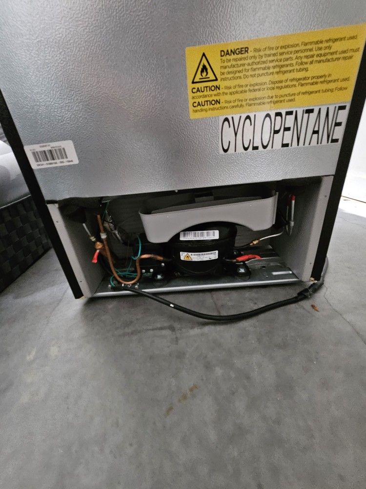 Midea MRM45D3ASL 4.5 cu. ft. Mini Fridge 2Door Top Freezer for Sale in