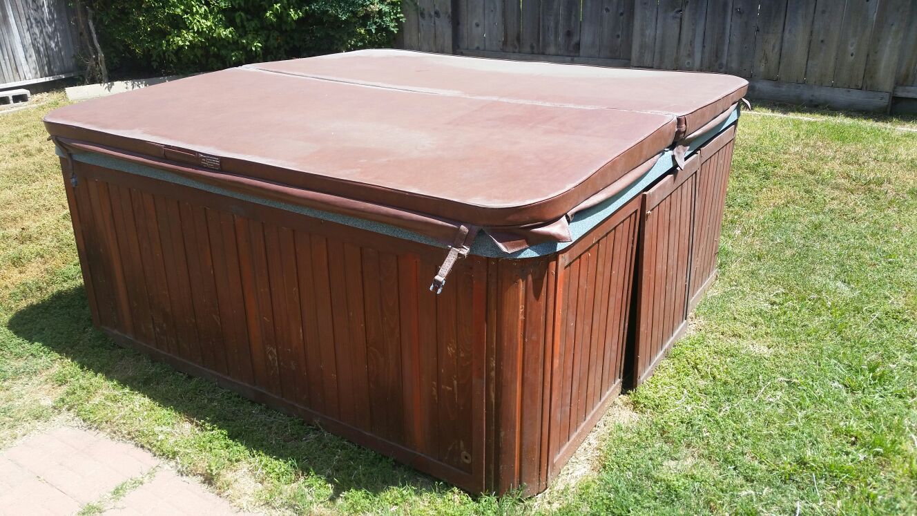 Hot tub... needs new power cord ... MAKE ME AN OFFER