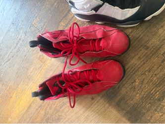 Jordan 7s. Red.   Sz : US 9.5.  Jordan 6s  sz:US 9.5