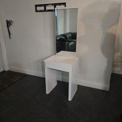 Makeup And Mirror Stand