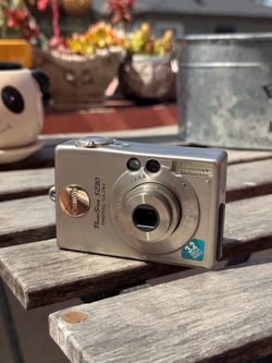 Vintage canon Powershot S230 - 3.2 megapixel camera