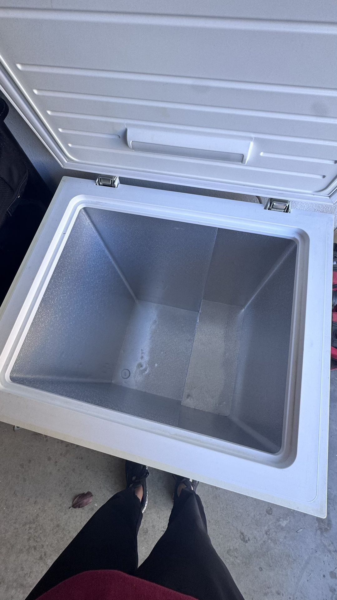 Freezer - Insignia - 5 Cu. Ft. Garage-Ready Chest Freezer - White