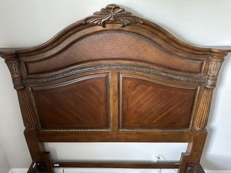 Hardwood CITY Furniture Queen Set