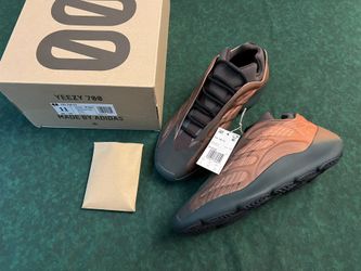 NEW - Adidas Yeezy 700 V3 Copper Fade Sneakers Shoes GY4109 - Men's Size 11 US