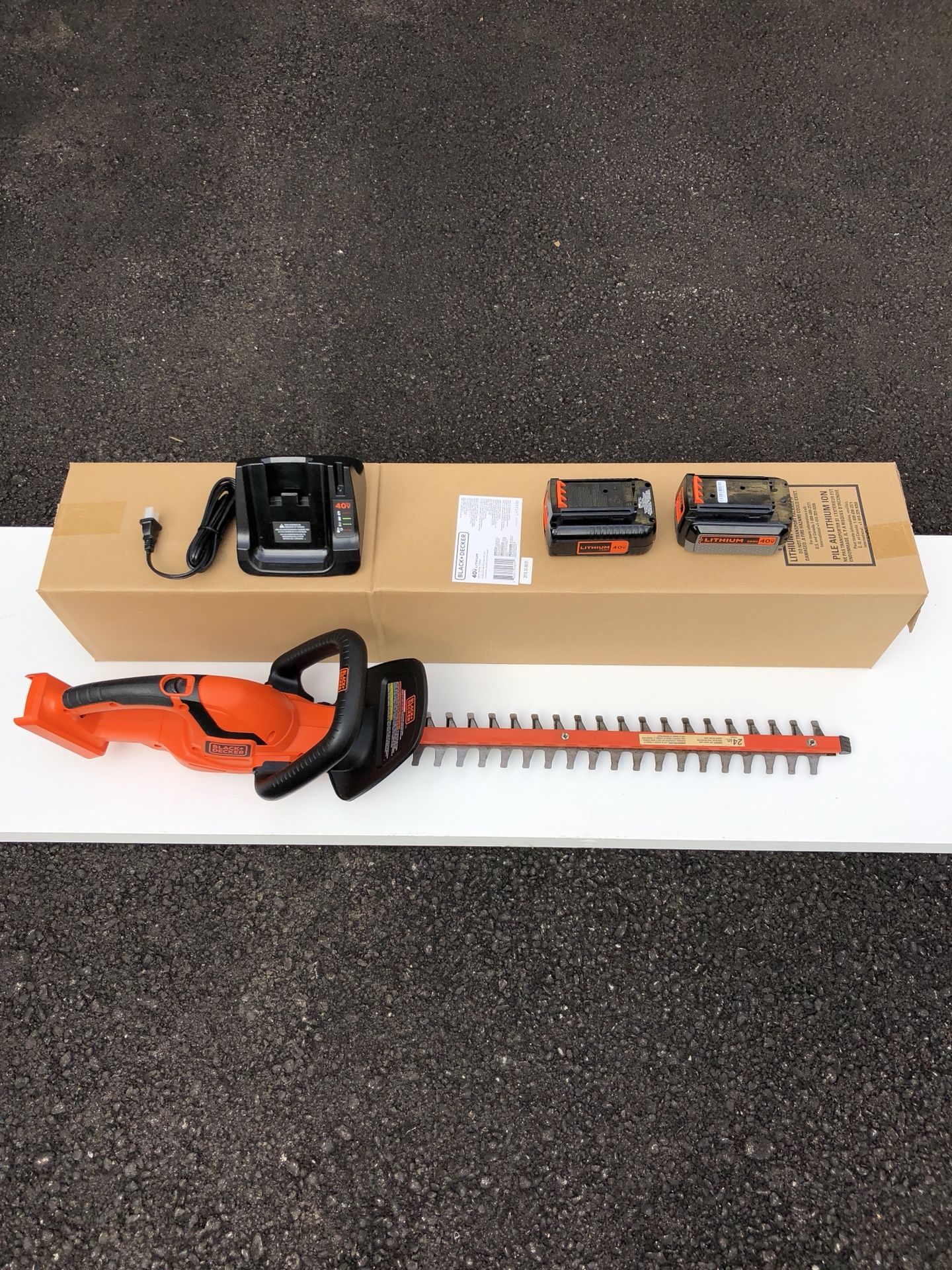 BLACK + DECKER LHT 2436 40V Lithium 24in. Hedge Trimmer EUC for Sale in