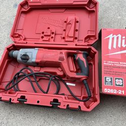 Milwaukee 8 Amp Corded 1 in. SDS D-Handle Rotary Hammer. 