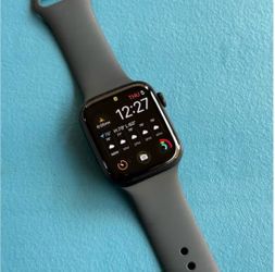 Apple Watch SE 3 with gold and silver Band