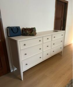 Title: White 9-Drawer Dresser – Spacious & Beautiful