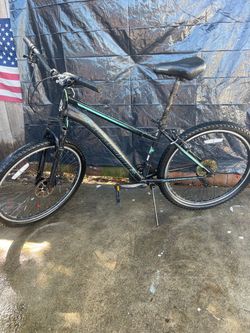 MENS 26 “ BLACK SCHWINN SIDEWINDER MOUNTAIN BIKE