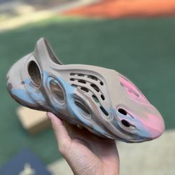 Yeezy Foam RNNR MX Sand Grey  