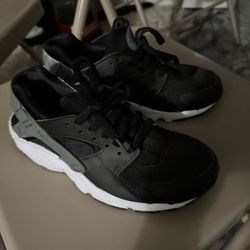 Black Nike hurache Used.