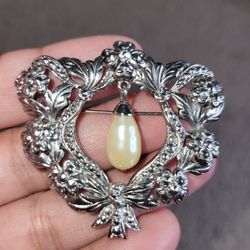 Silvertone  Brooch 