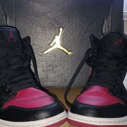 **** AIR JORDAN 1 MIDS ****