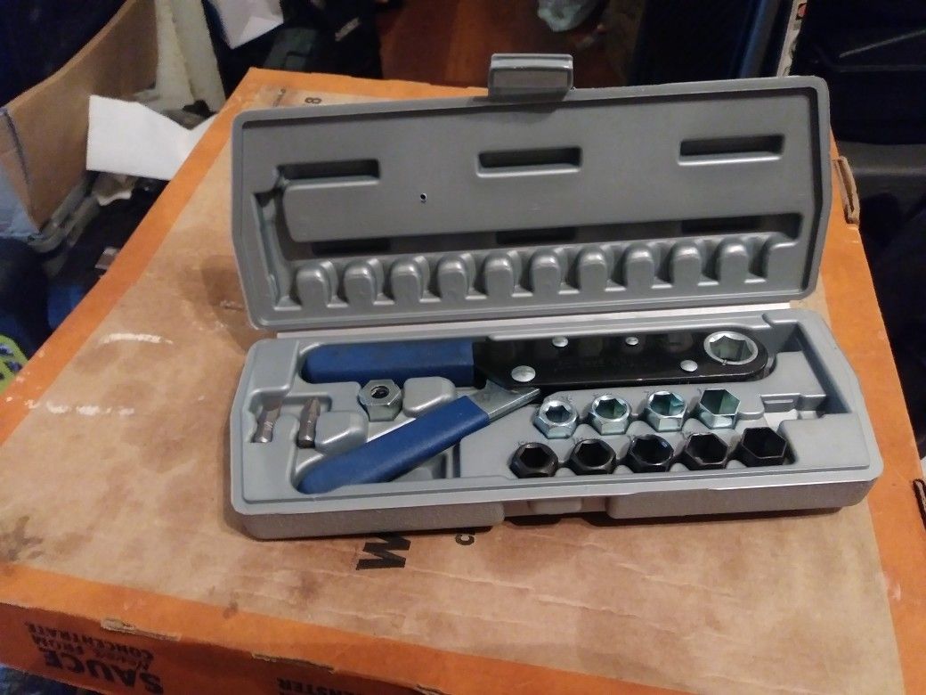 RATCHETING TOOL