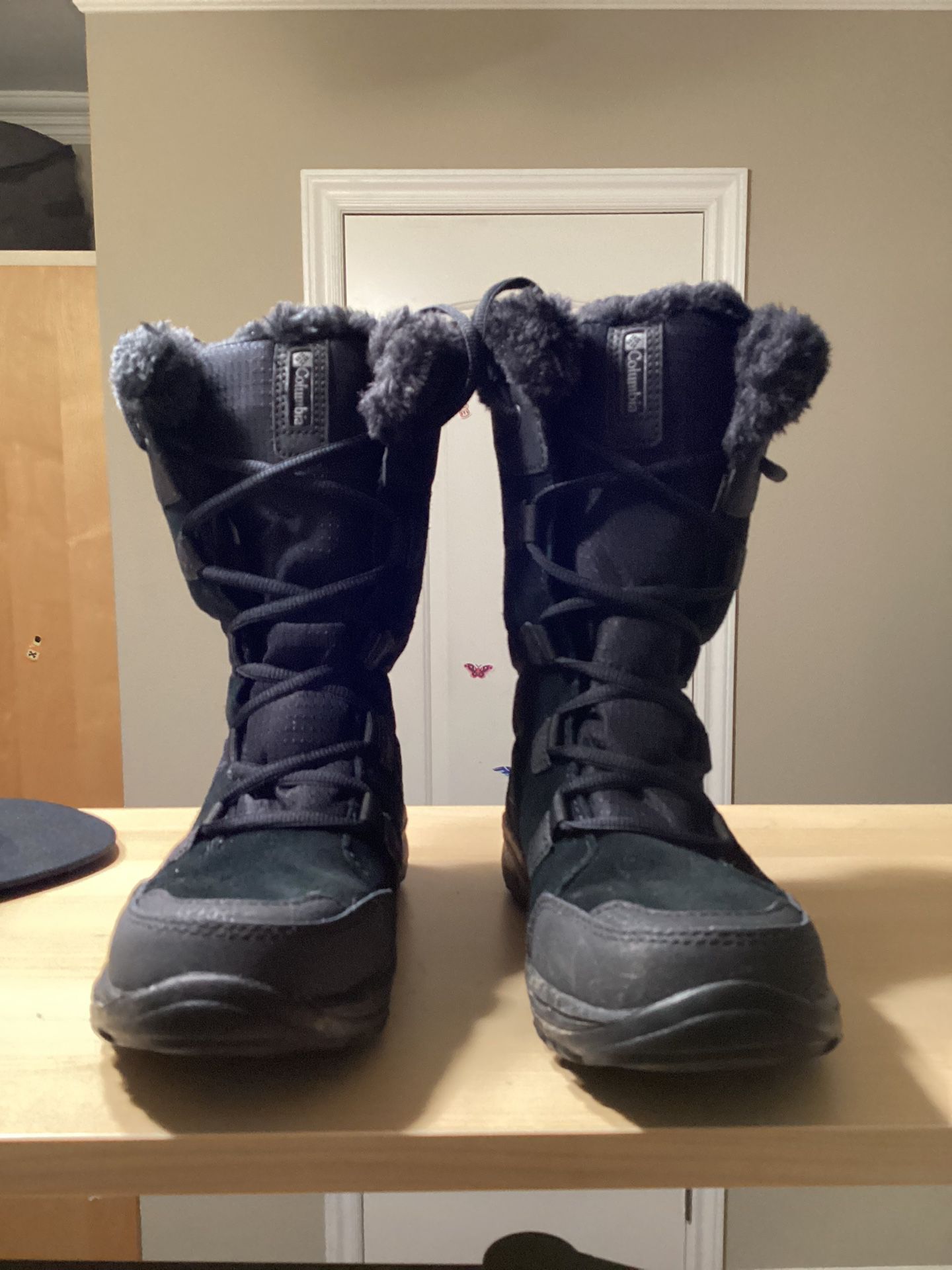 COLUMBIA.. WOMENS SIZE 7 SNOW OR RAIN BOOTS…BLACK    