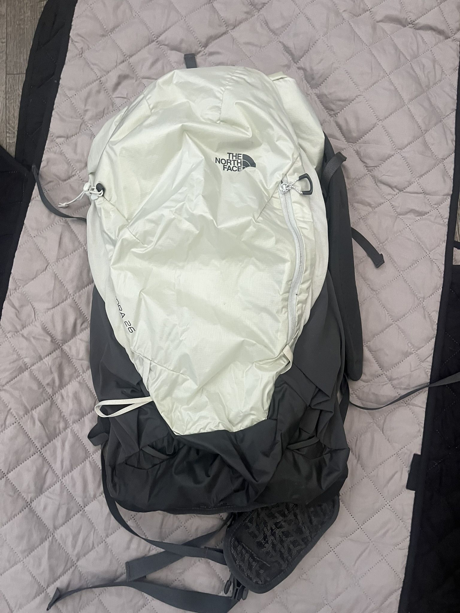 The North Face Zephyrus 26 L Backpack Hiking Daypack L/Xl