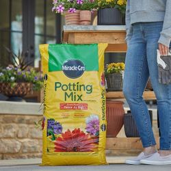 Miracle Grow Potting Mix 2cu.