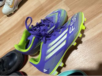 Soccer shoes