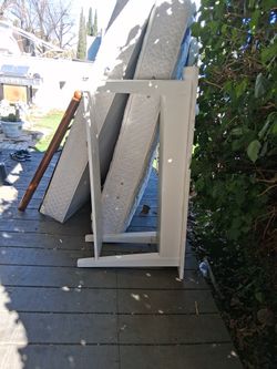 Free Wooden Table / Vanity Needs Re Painted To Do Play
