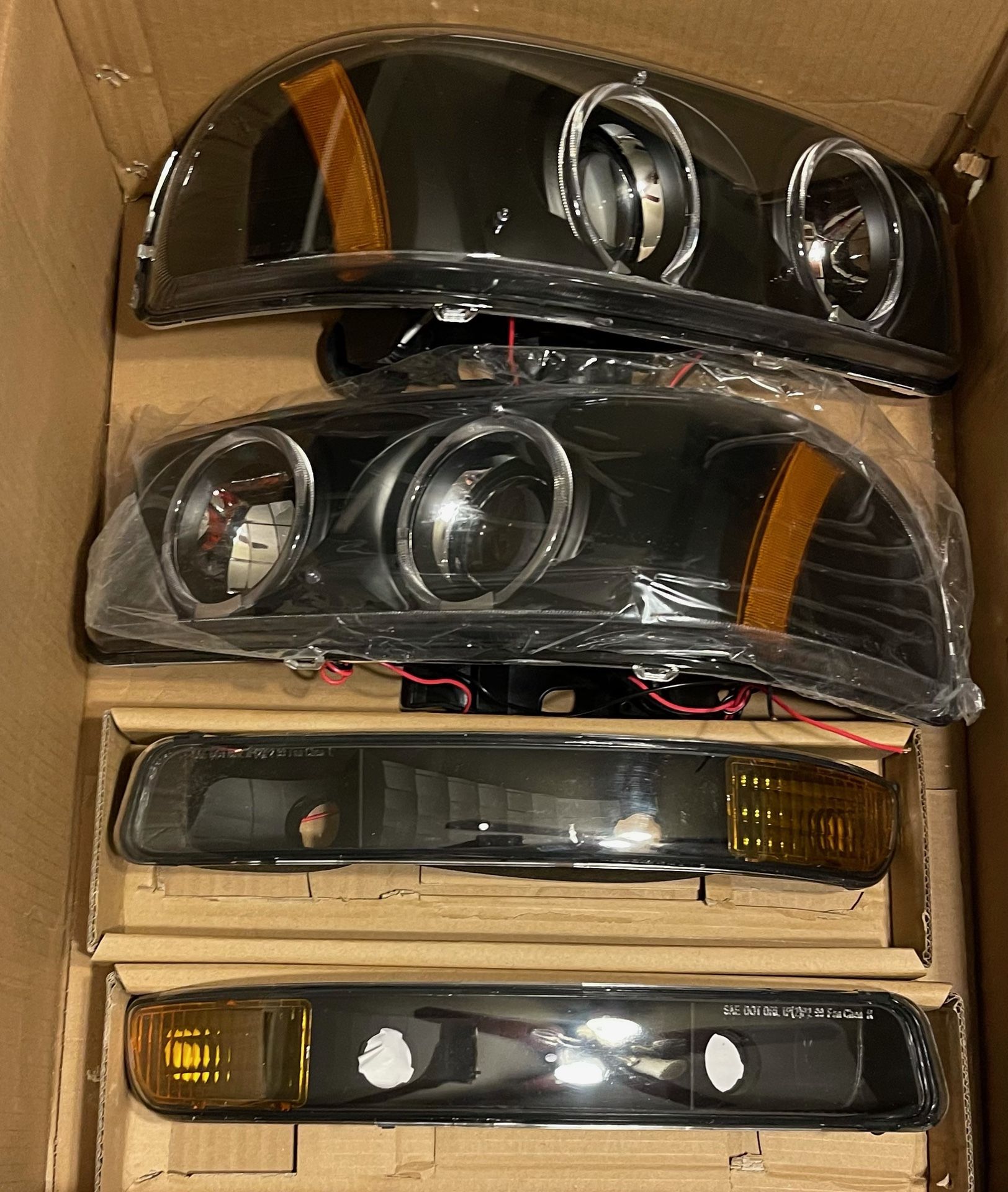 99-06 GMC Sierra  00-06 Yukon / Yukon XL / Denali  Black Housing and Clear With Amber  4 Piece LED Halogen  Headlights Headlamps  Farros Luces  Pick u