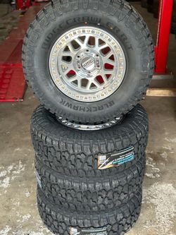 Brand new 17 inch Kmc 552 rims with brand new 285/70/17 Blackhawk R/T