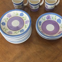 Set of 3 cups, 3 bowls, 11 plates.