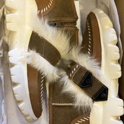 UGG W FLUFF PUNK ANKLE BOOT size5