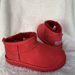 New Girl UGG Boots Size:4Y=(women 6)Botas UGG Nuevas Para Niña Talla:4Y=(mujer 6) Pick Up Oxnard, California $60