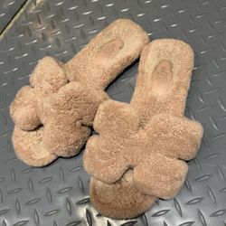 H Furry Slipper Women Size 6
