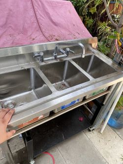 Vendor stainless sink with water pump