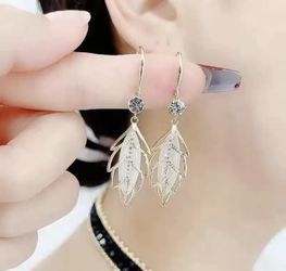 GOLD LEAF DROP DANGLE EARRINGS 