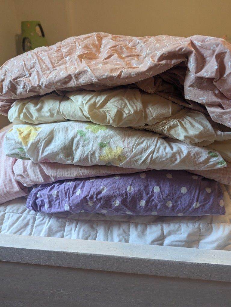 Pottery Barn Twin Size Fitted Sheets 5 - Asking $30 For All
