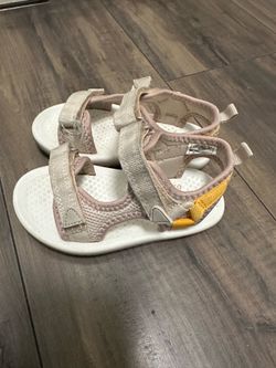 Toddler sandals Oshkosh size 7.5