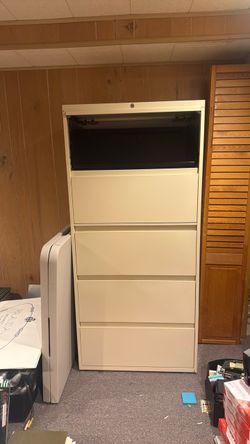 Like-new steel 5-drawer locking file cabinet. All drawers open and close smoothly. Includes original key. Great for home office, business, or garage