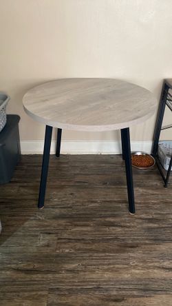 Round dining table