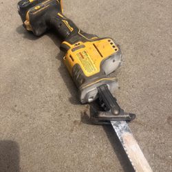 DEWALT BRUSHLESS CORDLESS SAWZALL WITH BATTERY 