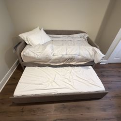 Daybed with pull out Trundle 