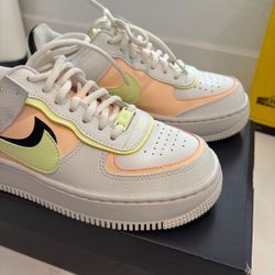 NEW WOMENS NIKES SIZE 7