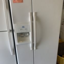Roper Side By Side Refrigerator White Compact 33” Excellent .   Warehouse pricing.   Warranty  . Delivery Available . 2522 Market st. 33901