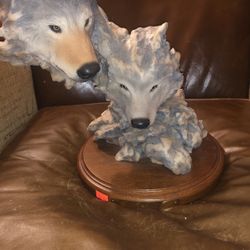 YWinter Warmth Wolf Statue