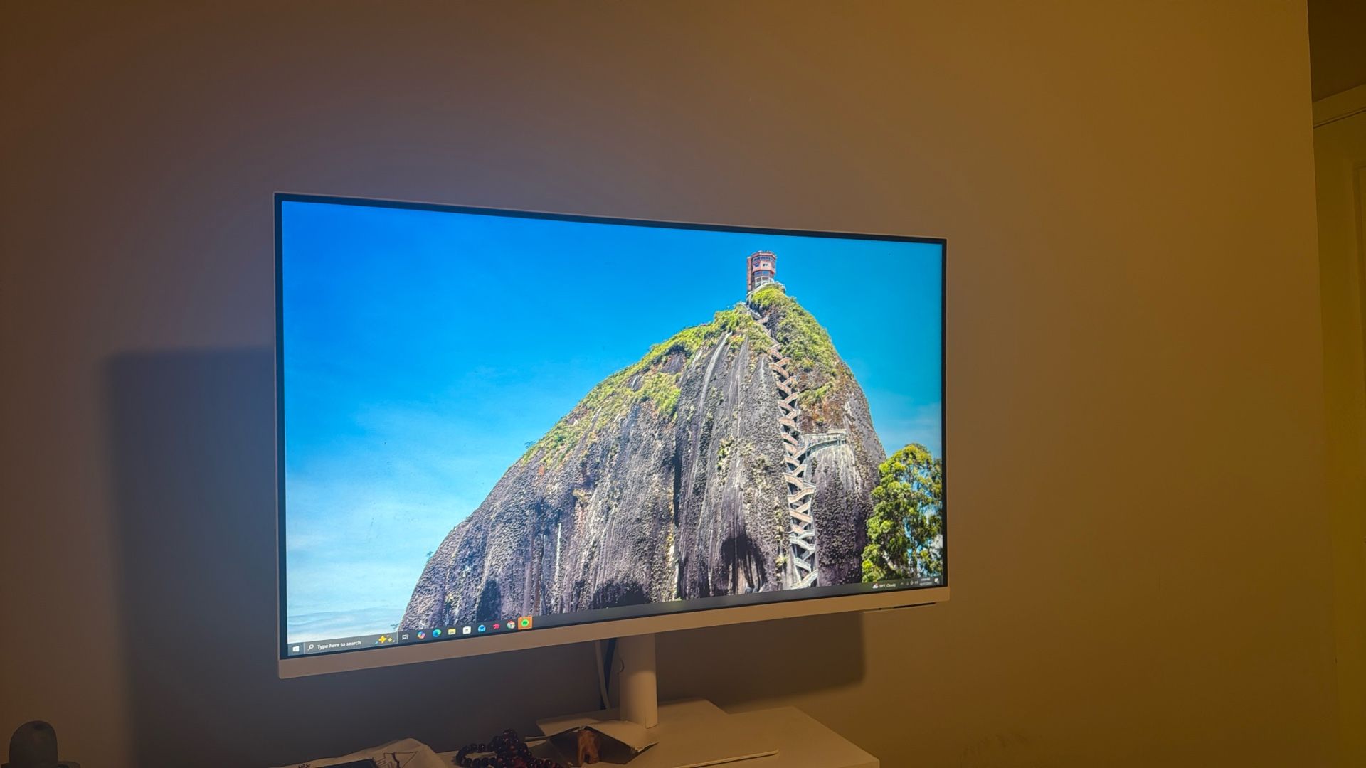 	 32" M70C Smart Monitor 4K UHD with Streaming TV USB-C and Ergonomic Stand