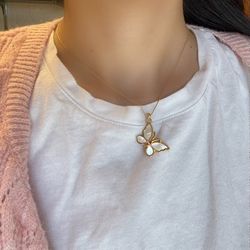 18K Yellow Gold Mother of Pearl Butterfly Pendent Charm