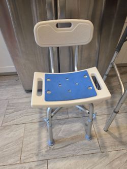 Chair and Walker $30 for both hablo español
