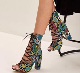 Colorful Snakeskin Lace Up Chunky Heels Size 6.