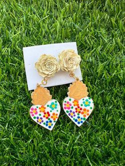 Aretes bellos y Ligeros, corazón  Milagrito, disponible en el area de Ontario $18 el par