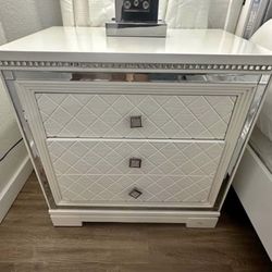 WHITE & Glass Trim Nightstands - MESITAS DE NOCHE BLANCA con Cristal